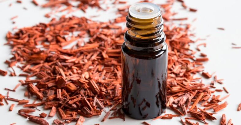 El aceite esencial de sándalo restaura el equilibrio de humedad de la piel. 